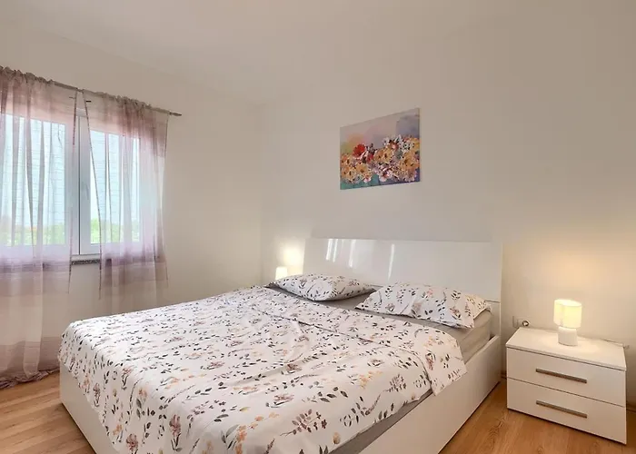 House Marlena 펜션 풀라