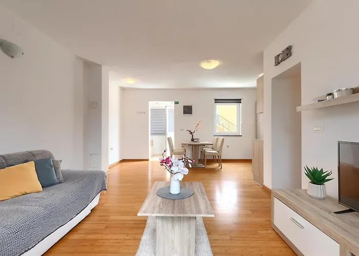 House Marlena 펜션 풀라